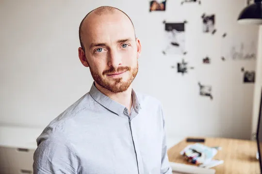 编辑团队在新闻编辑台前协作的形象照片